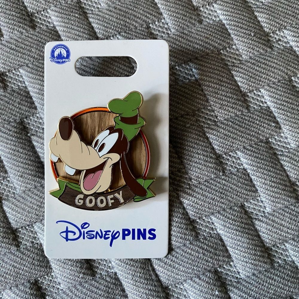 2025 Disney Parks Goofy Classic Characters Wood Background OE Pin